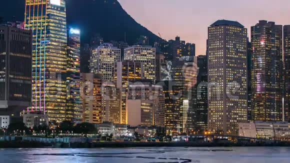 香港中国天际线全景与摩天大楼日夜横跨维多利亚港时间推移视频的预览图