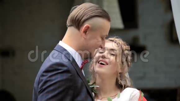 新婚幸福爱情画像视频的预览图