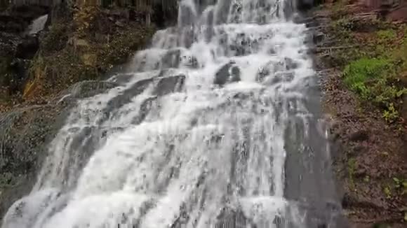 秋天美丽的德祖林斯基瀑布乌克兰视频的预览图