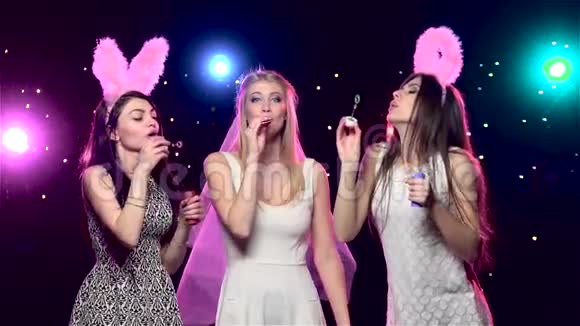 单身派对上的女孩们吹肥皂泡慢动作视频的预览图