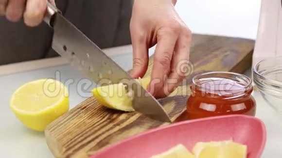 女人在砧板上切柠檬视频的预览图
