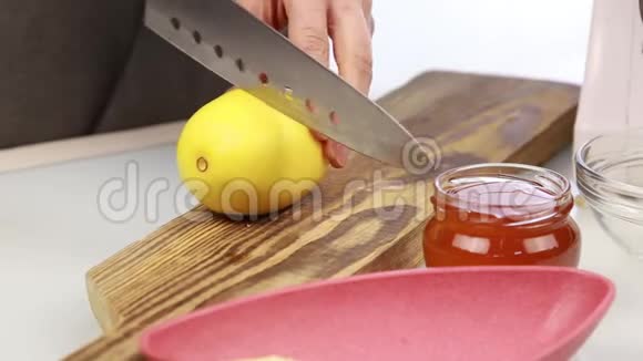 女人在砧板上切柠檬视频的预览图