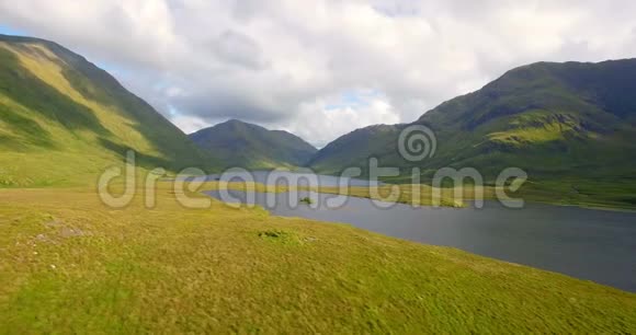 美丽的山脉有草原和湖泊视频的预览图