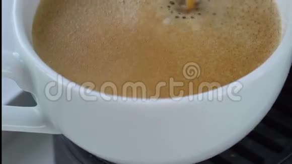 在杯子里倒咖啡的浓缩机视频的预览图