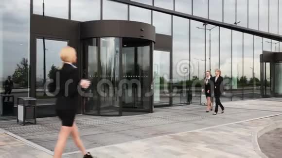 商务人士在户外散步视频的预览图