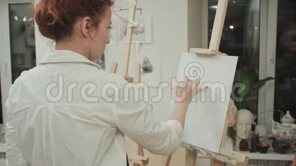 女画家使用画架在艺术工作室画画视频的预览图