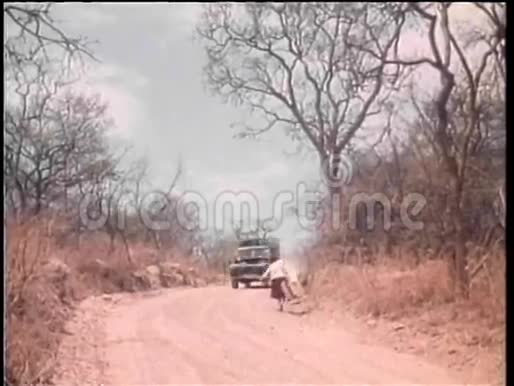 卡车上失踪的女人手提箱在土路上行走视频的预览图