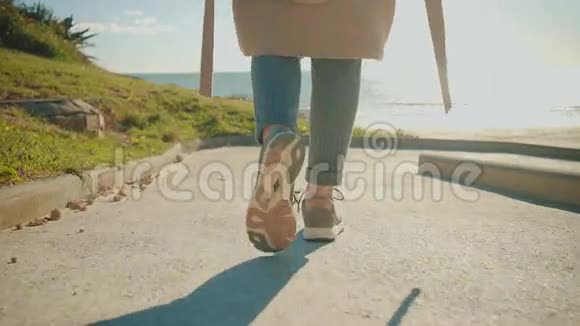 双腿走路的运动鞋特写视频的预览图