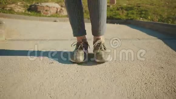 双腿走路的运动鞋特写视频的预览图