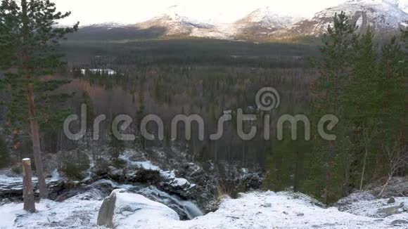 美丽的风景山森林和瀑布视频的预览图