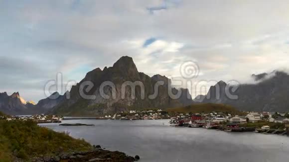 在雷内峡湾上空移动的云视频的预览图