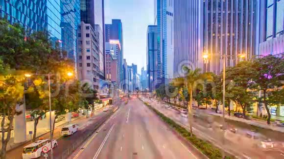 香港街道繁忙的交通和摩天大楼办公室在黄昏白天到晚上的时间视频的预览图