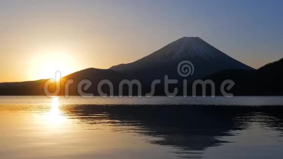 山富士山和日本莫托苏湖日出视频的预览图