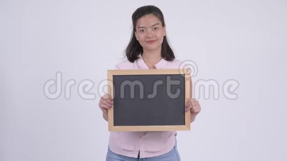 年轻快乐的亚洲女商人拿着黑板视频的预览图
