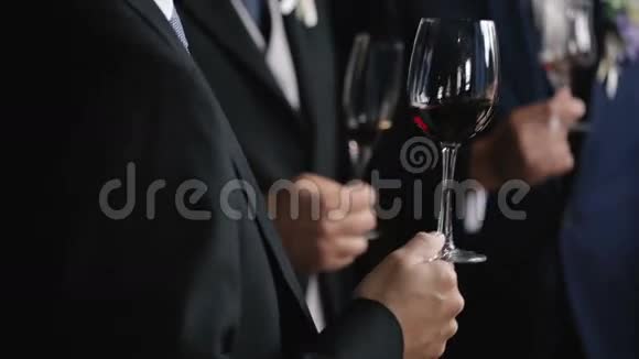 手里拿着酒杯男人端着酒杯视频的预览图