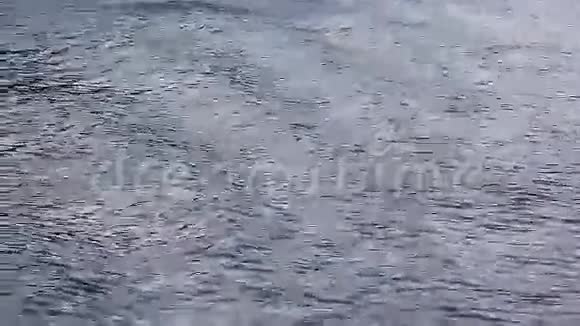 惊人的接近自然纹理运行波纹在水上视频的预览图