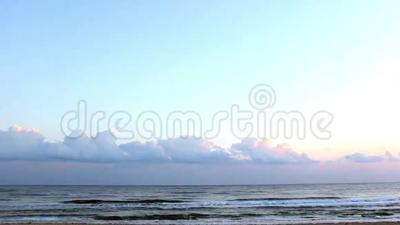 黎明时分人们正沿着海滩奔跑视频的预览图