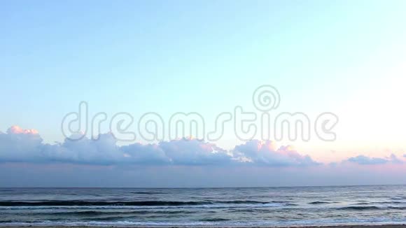黎明时分人们正沿着海滩奔跑视频的预览图