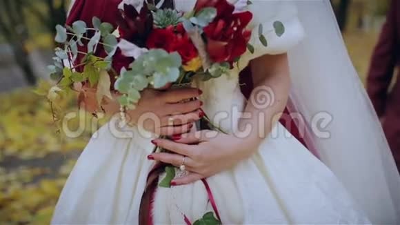 新婚夫妇手中的婚礼花束视频的预览图