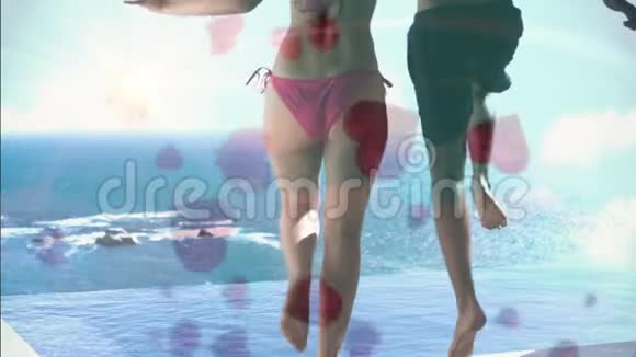 一对夫妇在游泳池里跳在一起背景是大海视频的预览图