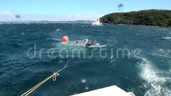 新西兰海浪背景下的渔箱笼视频的预览图