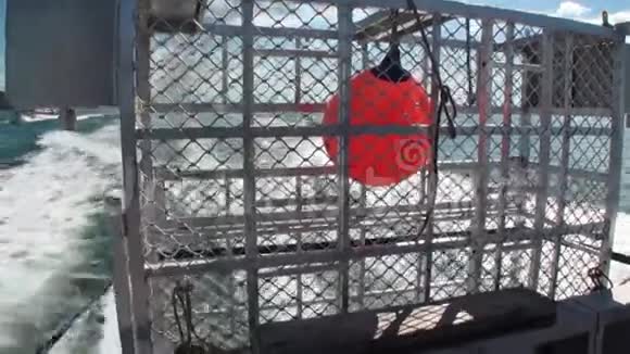 新西兰海浪的海洋背景下船上的渔箱笼视频的预览图