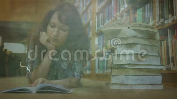 成熟的女人在图书馆里看书前景上画着动画视频的预览图