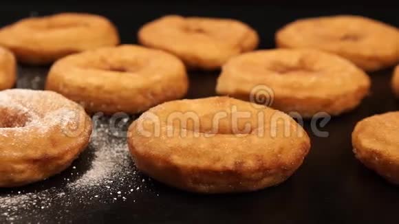 朵莉糖粉落在甜甜圈上视频的预览图