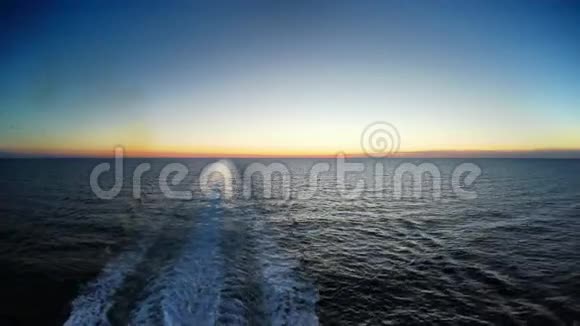 日落时船后的水迹视频的预览图