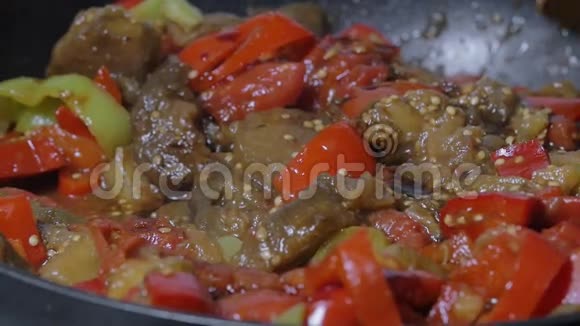炒锅里的蔬菜炖肉视频的预览图