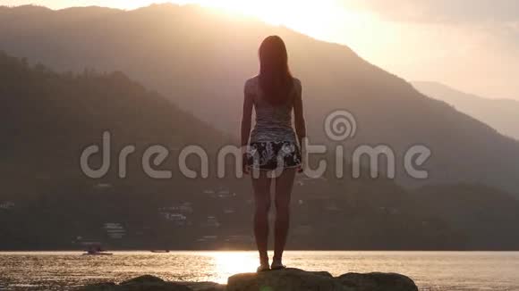 岸边一位年轻女子的浪漫剪影视频的预览图