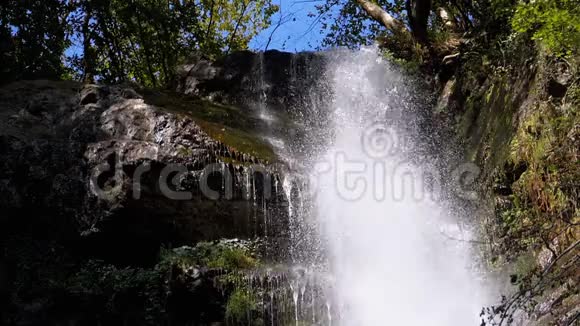 秋天的Makhuntseti瀑布跌水撞击岩石慢动作视频的预览图