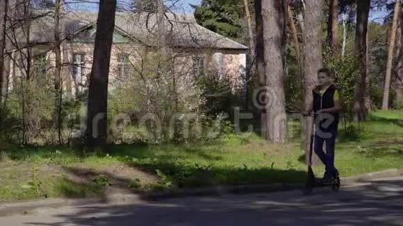 这个男孩在公园里慢动作地骑着脚踏车视频的预览图