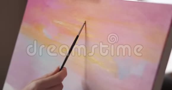 女艺术家绘画之手视频的预览图