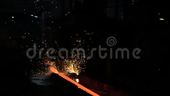 红热坯圆锯切割产生的火花2视频的预览图