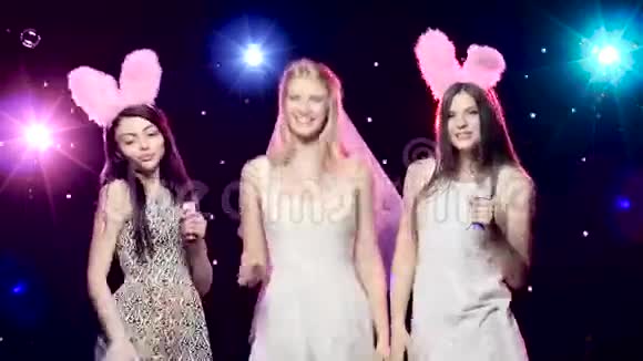 单身派对上的有趣女孩跳舞吹肥皂泡视频的预览图
