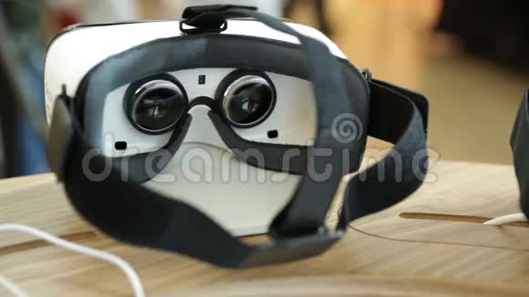 VR耳机虚拟现实套装VR眼镜潘潘视频的预览图