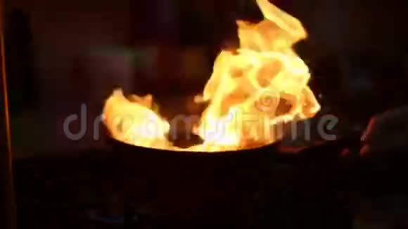 火在煎锅里烧着里面有炸肉视频的预览图