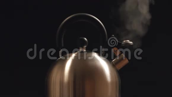 从钢水壶里蒸出来黑色背景视频的预览图