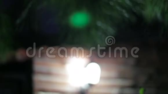 墙上的灯笼在黑夜里闪闪发光视频的预览图