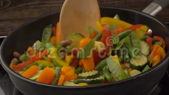 在黑锅上煎蔬菜视频的预览图
