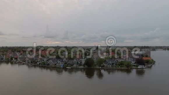 荷兰河畔乡的鸟瞰图视频的预览图