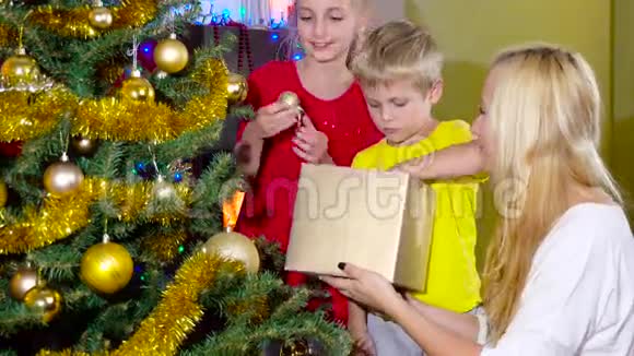 妈妈带着孩子们装饰圣诞树视频的预览图