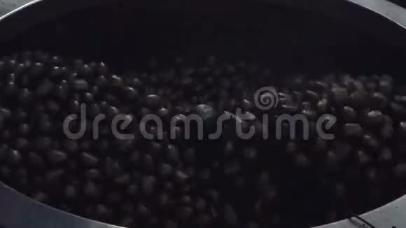 板栗烘焙机中的板栗视频的预览图