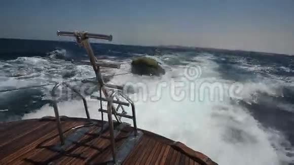从斯特恩乘坐豪华游艇俯瞰热带海洋视频的预览图