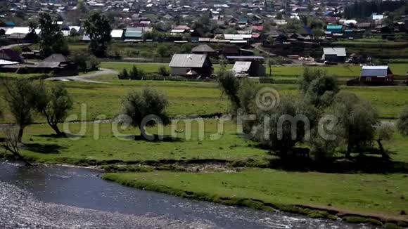 河流在农村附近流动视频的预览图