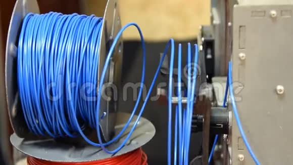 3D打印机用蓝色塑料桶视频的预览图