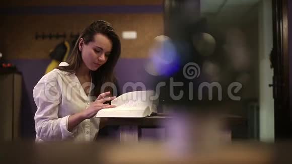 在咖啡馆里读书的女学生视频的预览图