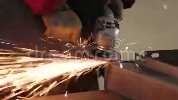 工人切割钢与角磨床视频的预览图