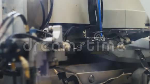 工厂制造电线的自动化机械视频的预览图